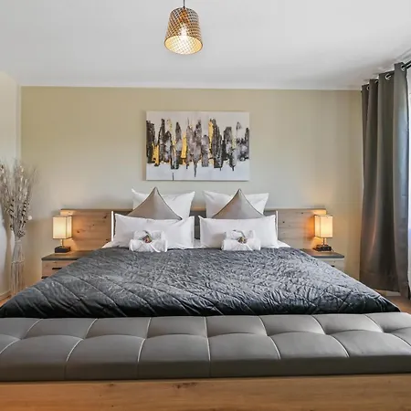 Apartment Apart21 Zentrale Design Wohnung, 70qm, Parkplatz, Netflix, Balkon, Nahe Audi *